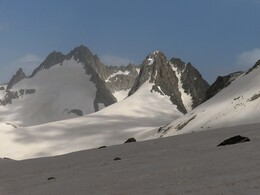        A mountain between the Petrogradsky and Electromedik passes