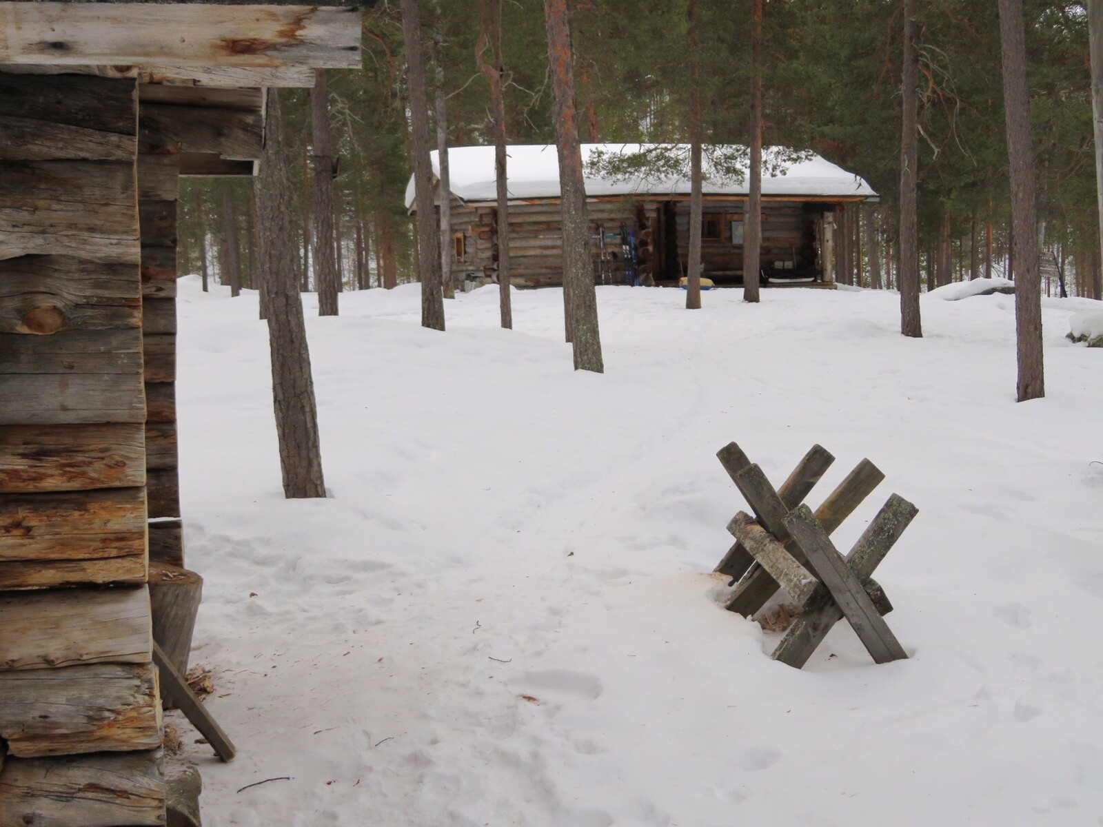 у избы Jyrkkävaara