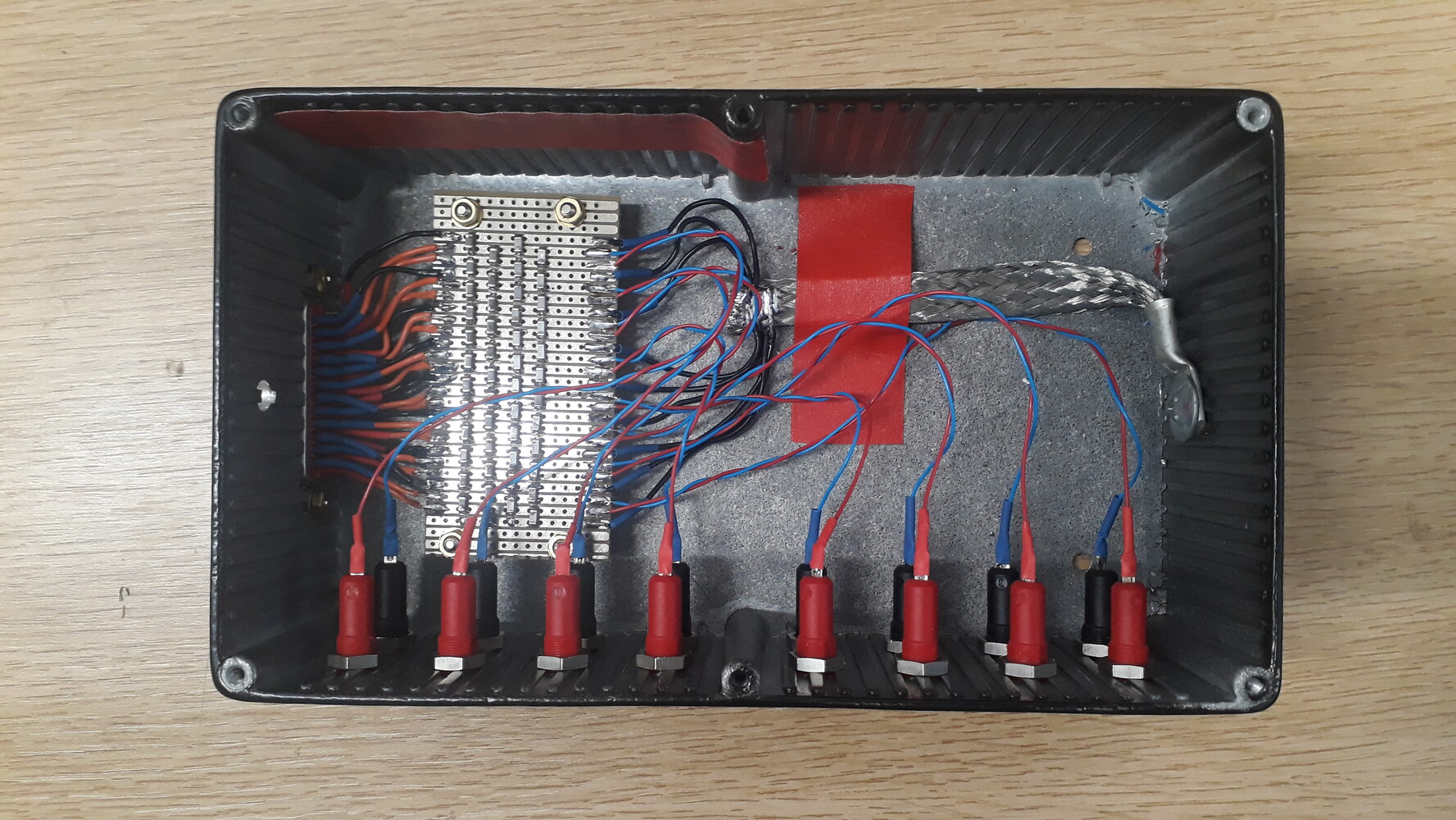 connector box for cryostat heaters